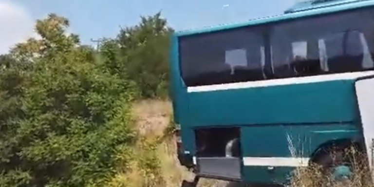 Λύθηκε χειρόφρενο λεωφορείου ΚΤΕΛ, παραλίγο να πέσει στον γκρεμό (Video) - Media