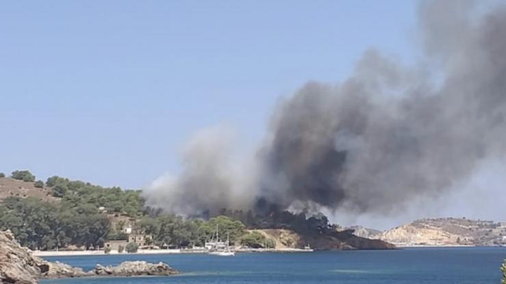 Συνελήφθη 20χρονος για την πυρκαγιά στη Λέρο - Media