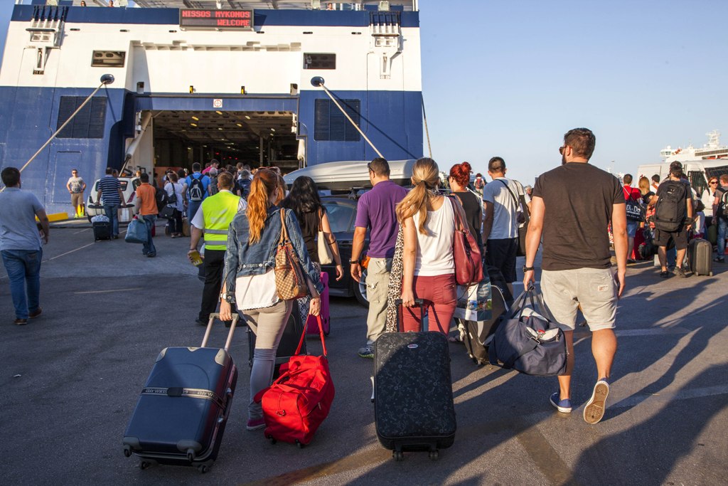 Αυξημένη κίνηση στα λιμάνια της Αττικής - Σε εξέλιξη η έξοδος των εκδρομέων του Αυγούστου - Media