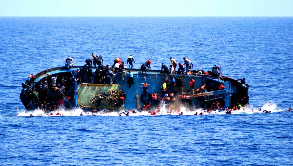 Συγκλονίζει o μοναδικός επιζών ναυαγίου με μετανάστες στη Μεσόγειο: Πλοία μας έβλεπαν και μας προσπερνούσαν - Media