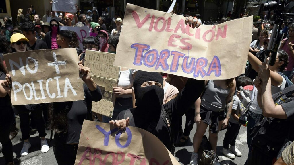 Καταγγελίες για ένστολους βιαστές στο Μεξικό - Οργισμένες διαδηλώσεις  - Media