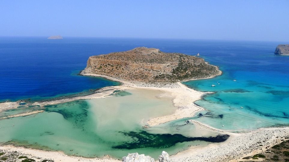 Η υπέροχη παραλία όπου δεν πιάνει ποτέ κύμα - Το «δίδυμο αδερφάκι» της Βοϊδοκοιλιάς (Video) - Media