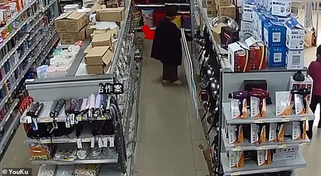 Ούτε έναν ούτε δυο, αλλά 24 μπαλτάδες είχε κρύψει μέσα στο εσώρουχο της (Video) - Media