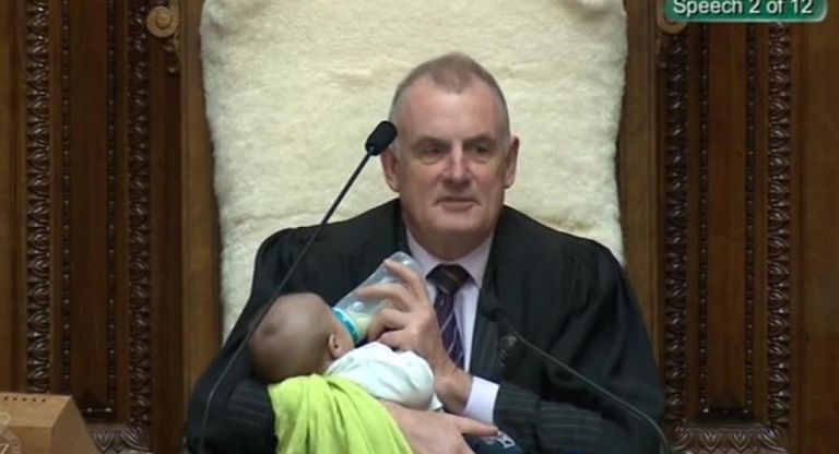 Ο πρόεδρος της Βουλής στη Νέα Ζηλανδία τάισε μωρό με μπιμπερό κατά τη διάρκεια συζήτησης!  - Media