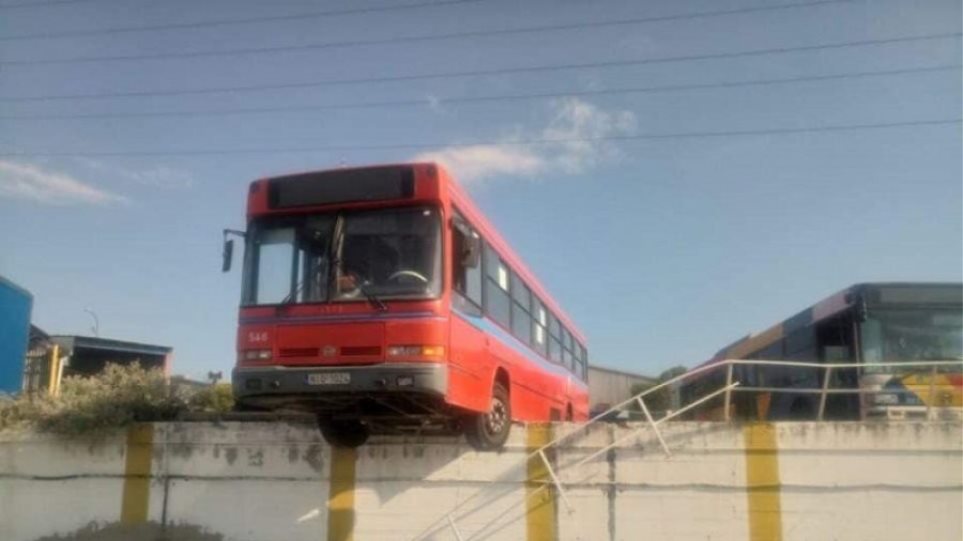 Λεωφορείο του ΟΑΣΘ βρέθηκε να κρέμεται στο κενό! (photos) - Media