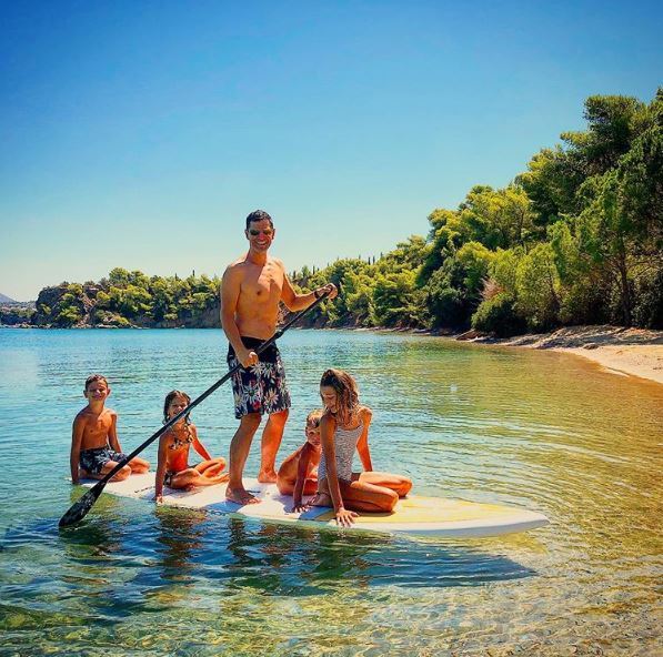Ο «σούπερ-μπαμπάς» Σάκης Ρουβάς με τα τέσσερα παιδιά του στη θάλασσα! - Media
