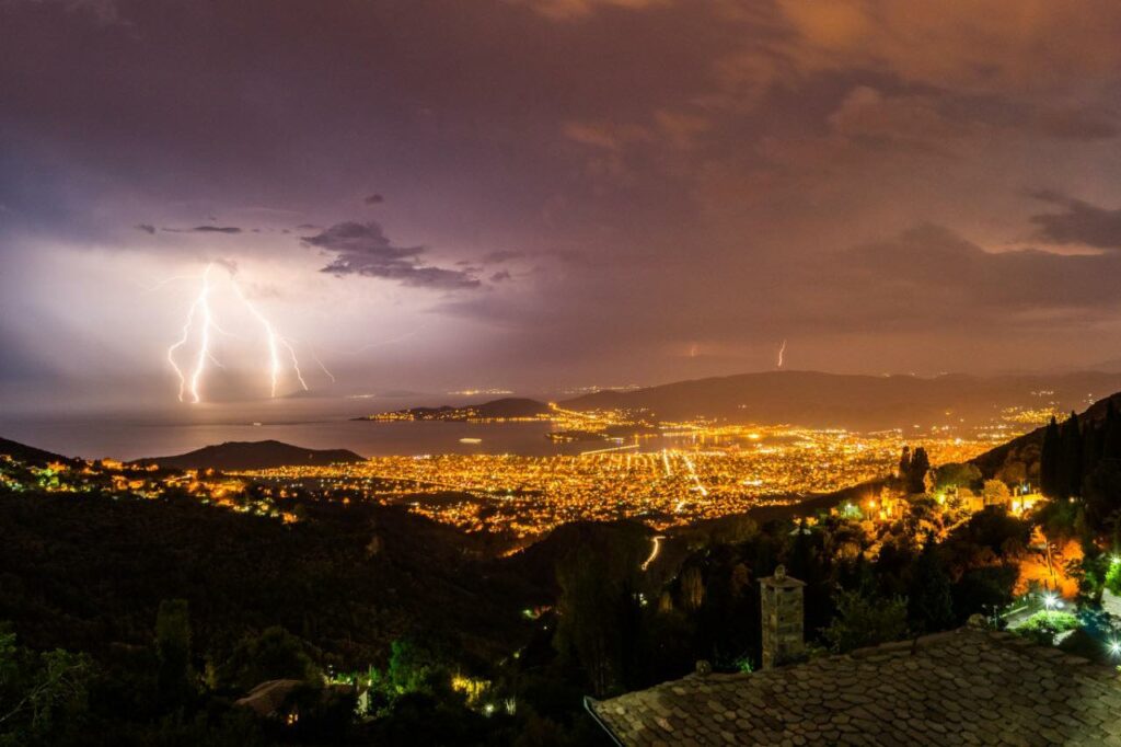 Πάνω από 3.000 κεραυνοί στην Ελλάδα το βράδυ του Δεκαπενταύγουστου – Ποιες πόλεις «σάρωσαν» οι καταιγίδες - Media