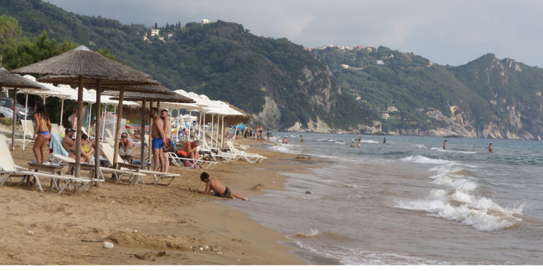 Κρήτη: Επίδοξος βιαστής επιτέθηκε σε δύο τουρίστριες σε πολυσύχναστη παραλία μέρα-μεσημέρι - Media