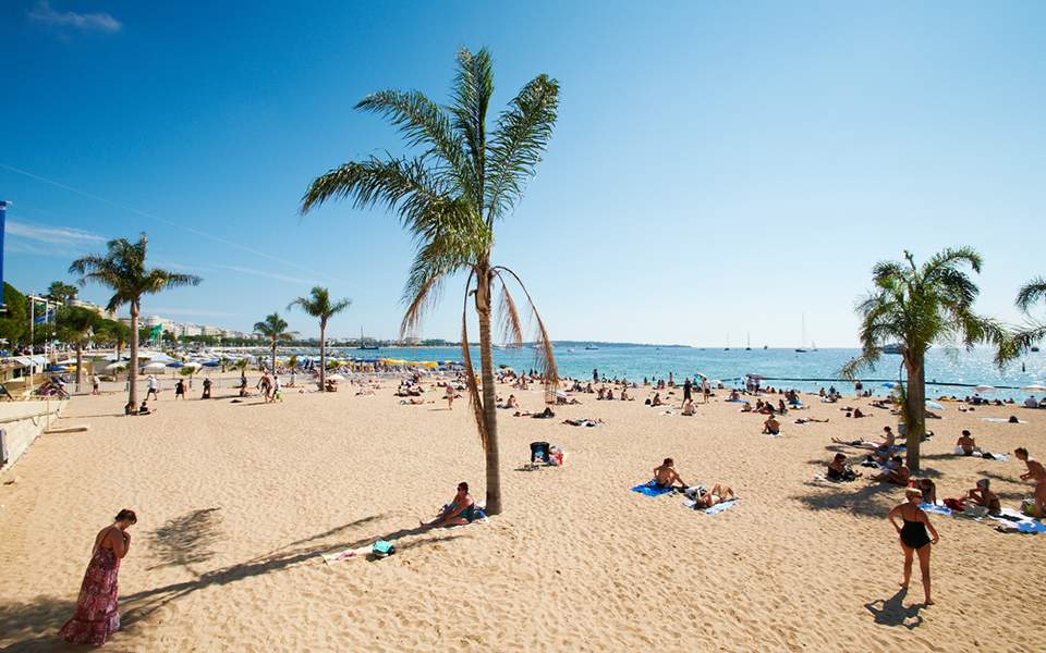 Εκκενώθηκε παραλία της Βαρκελώνης έπειτα από τον εντοπισμό εκρηκτικού μηχανισμού στη θάλασσα - Media