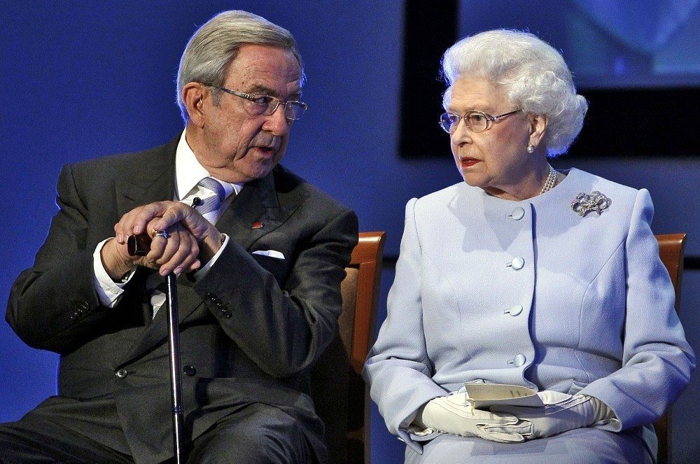 Βουλευτίνα σε βασίλισσα Ελισάβετ: Πρόσεχε τι κάνεις με το Brexit μην έχεις την τύχη του ξαδέλφου σου Κωνσταντίνου στην Ελλάδα - Media