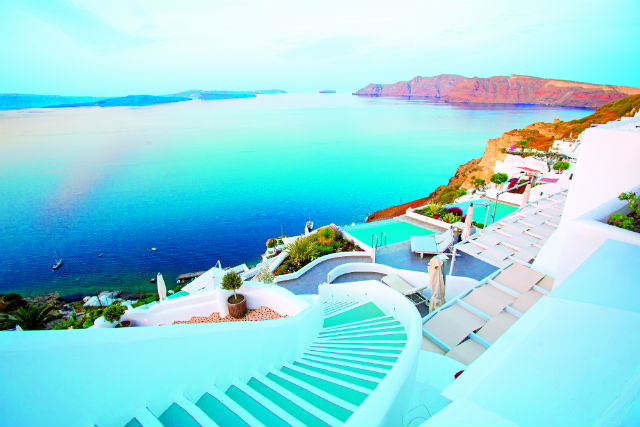 Πέταξε δαχτυλίδι αρραβώνων αξίας 5.000 δολαρίων από βράχο της Σαντορίνης - Media