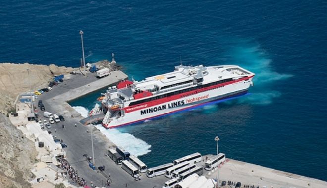 Μηχανική βλάβη στο "Santorini Palace": Συνεχίζει το δρομολόγιό του με τρεις μηχανές - Media