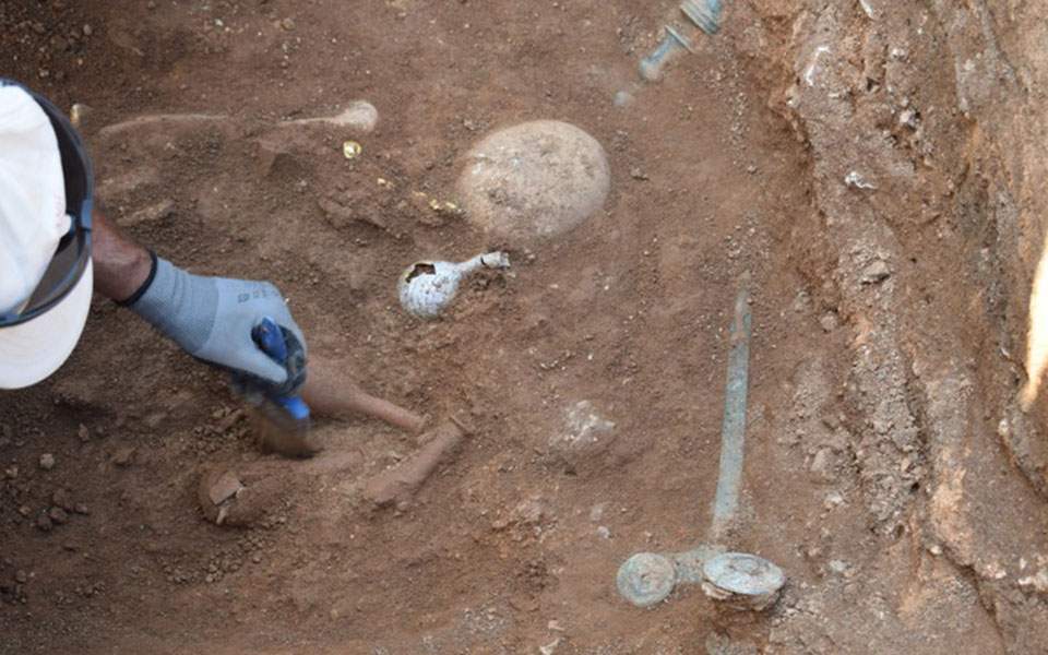 Κοζάνη: Βρέθηκε ασύλητος τάφος του 1ου αιώνα π.Χ (Photo)  - Media
