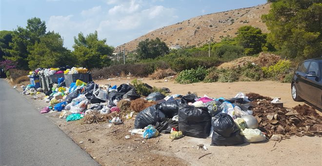 «Πνίγηκε» στα σκουπίδια το Θυμάρι Αναβύσσου (Photo) - Media