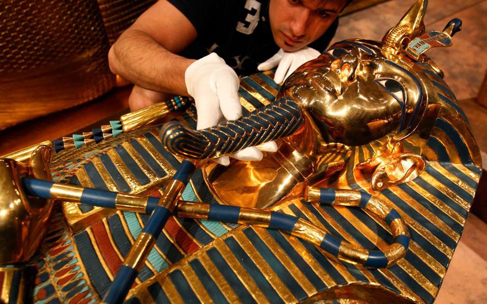Αίγυπτος: Παρουσιάσθηκε σήμερα από το Μέγα Μουσείο η υπό αποκατάσταση σαρκοφάγος του Τουταγχαμών - Media