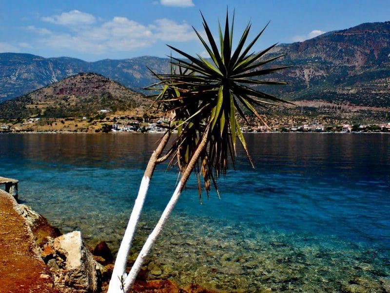 Τριζόνια: Το μοναδικό κατοικημένο νησί του Κορινθιακού που δεν κατάφερε ποτέ να αποκτήσει ο Ωνάσης (Photos-Video) - Media