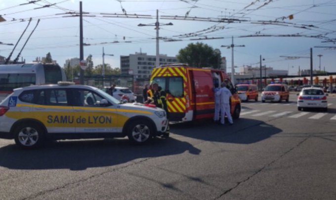 Τρόμος στη Γαλλία: Ένας νεκρός, εννέα τραυματίες από επίθεση με μαχαίρι (Video) - Media