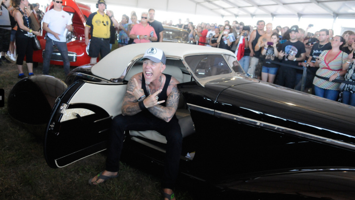 Ο Τζέιμς Χέτφιλντ των Metallica δώρισε αυτοκίνητα σε έκθεση - Media