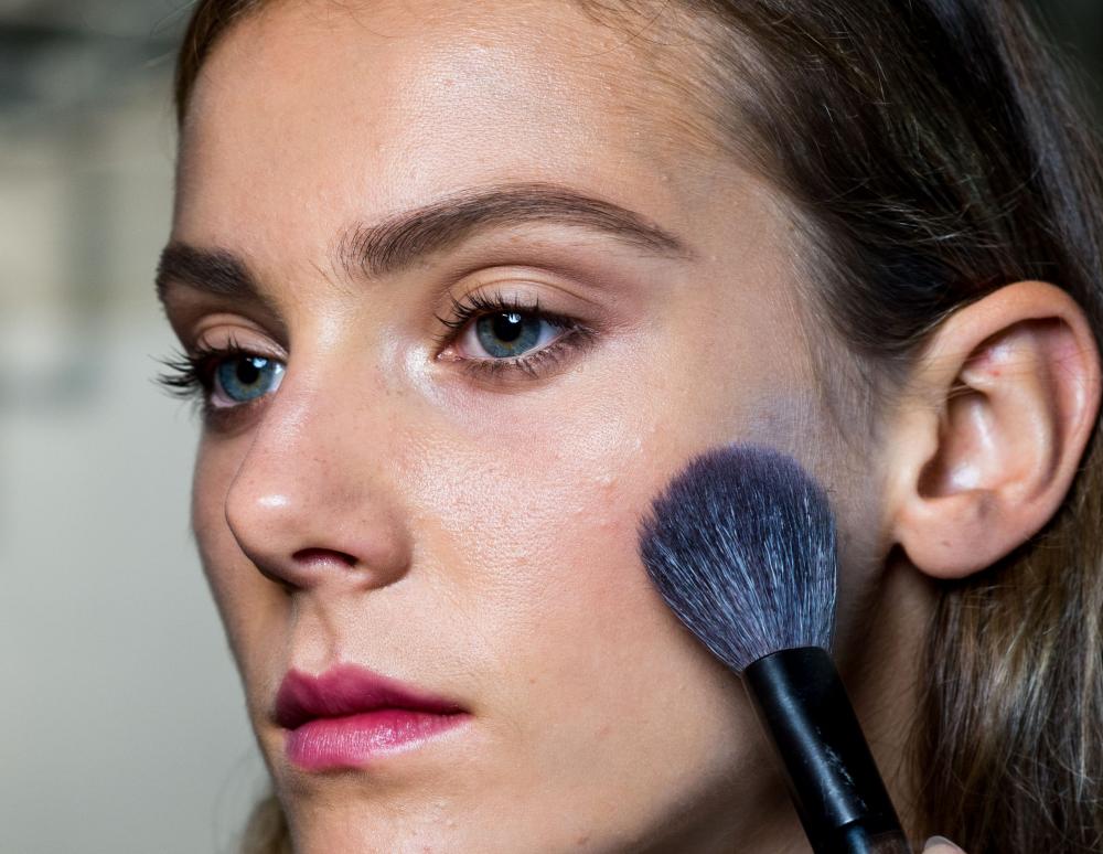 Το συχνό λάθος που κάνουν οι γυναίκες με τον καθαρισμό των πινέλων - Media