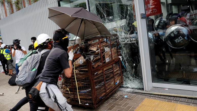 Χονγκ Κονγκ: Οι διαδηλωτές πυρπόλησαν την είσοδο του Πολυτεχνείου - Media