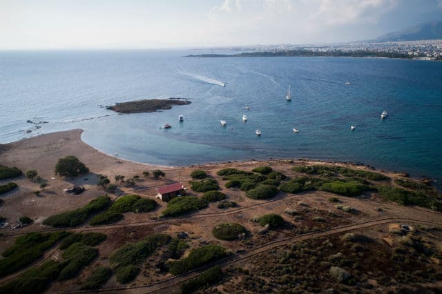 Το «διάσημο» ιδιωτικό νησί της Αττικής που ανήκει σε έναν βιοπαλαιστή (Photos-Video) - Media