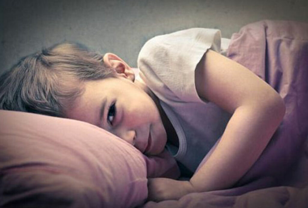 Προσοχή: Αν δείτε το παιδί σας να κάθεται έτσι, σταματήστε το αμέσως! (Video) - Media