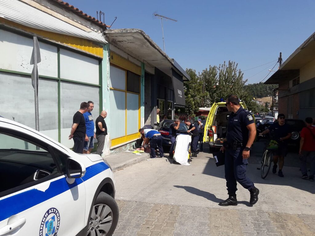 Τρίκαλα: Οδηγός έπαθε ανακοπή και έπεσε με το αυτοκίνητό του σε κατάστημα (Photos) - Media