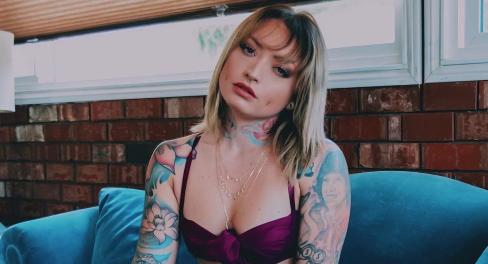 Μοντέλο του Instagram πουλάει φορεμένες κάλτσες και εσώρουχα - Βγάζει 900 ευρώ το μήνα (Photos) - Media