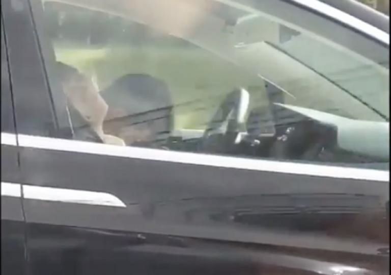 Βίντεο σοκ: Οδηγός κοιμάται στο τιμόνι ενός Tesla, που πάει με 90 χιλιόμετρα - Media