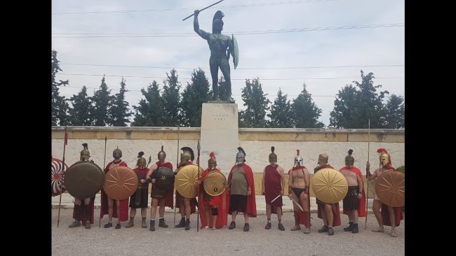 Άγγλοι έπαθαν… Λεωνίδα - Ντύθηκαν «300» και έτρεξαν από τους Δελφούς μέχρι τις Θερμοπύλες (Photos) - Media