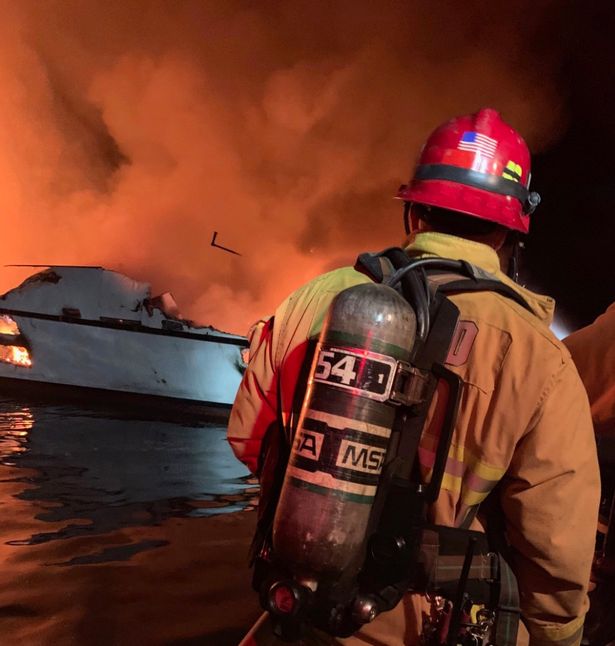 Καλιφόρνια: Βυθίστηκε το σκάφος που άρπαξε φωτιά - Οι επιβάτες κοιμούνταν και παγιδεύτηκαν - Media