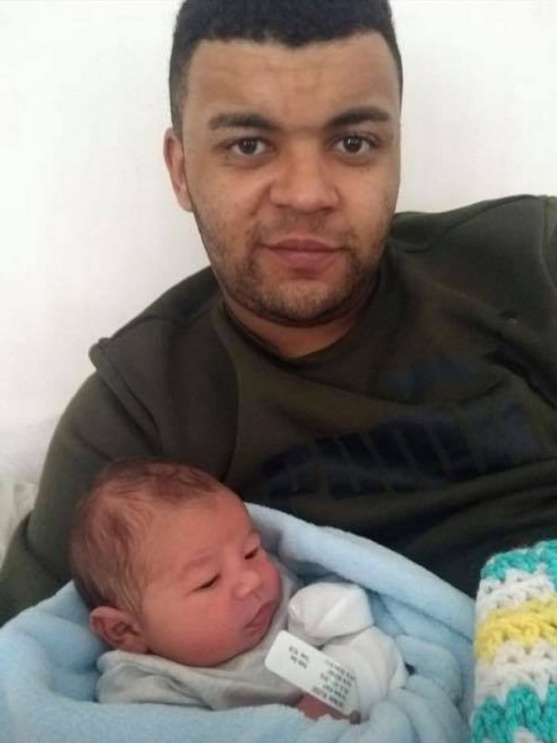 Έβαλε το παιδί του σε καλάθι και το έριξε στο ποτάμι (Photos) - Media