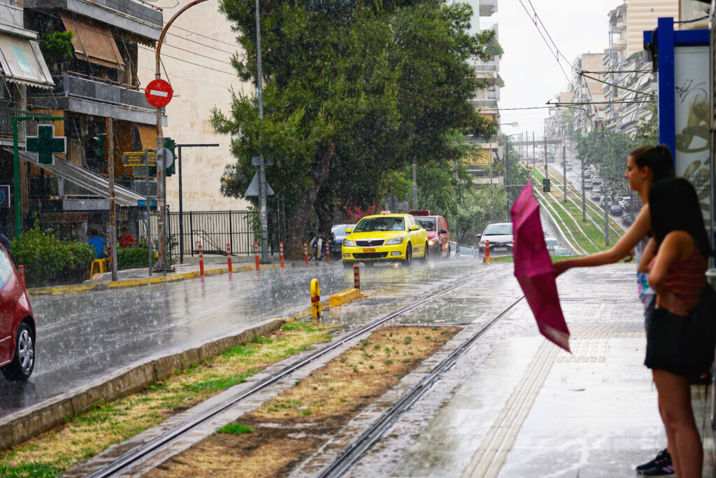 Νεροποντή στην Αθήνα με μεγάλη πτώση της θερμοκρασίας - Πού θα σημειωθούν βροχές (Video) - Media