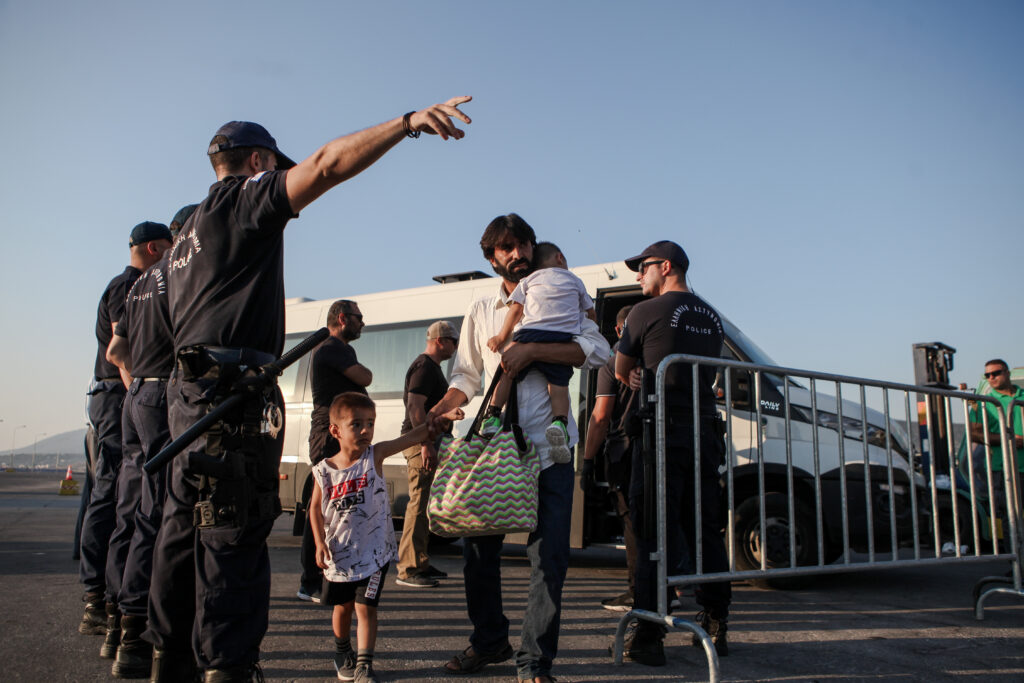 Από τη Λέσβο στην βόρεια Ελλάδα 1.500 πρόσφυγες: Ολοκληρώθηκε το πρώτο μέρος της επιχείρησης μεταφοράς (Photos) - Media Gallery 4