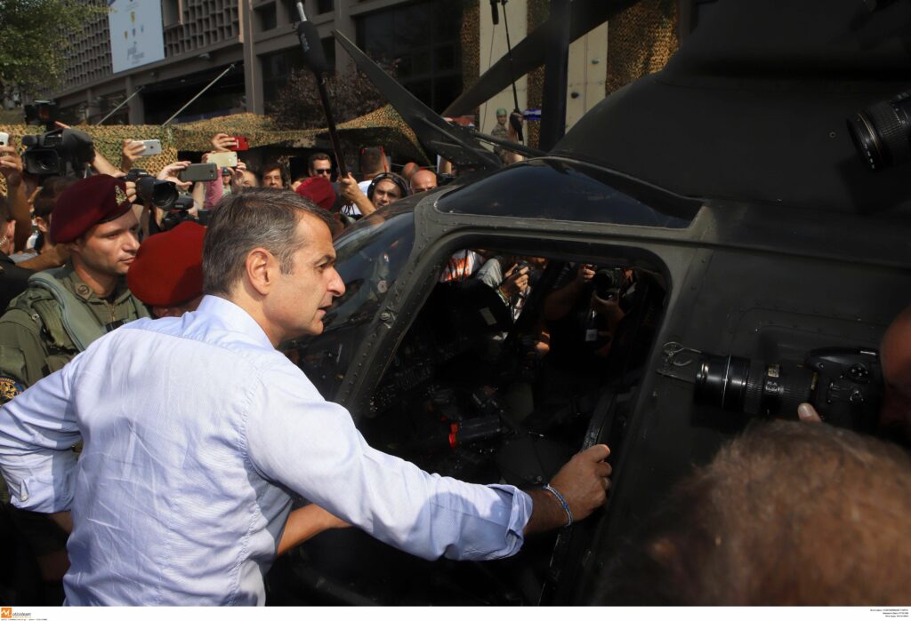 Με Guns ‘n’ Roses και Paradise City υποδέχτηκε η μπάντα του στρατού τον Κ. Μητσοτάκη στη ΔΕΘ (Video) - Media