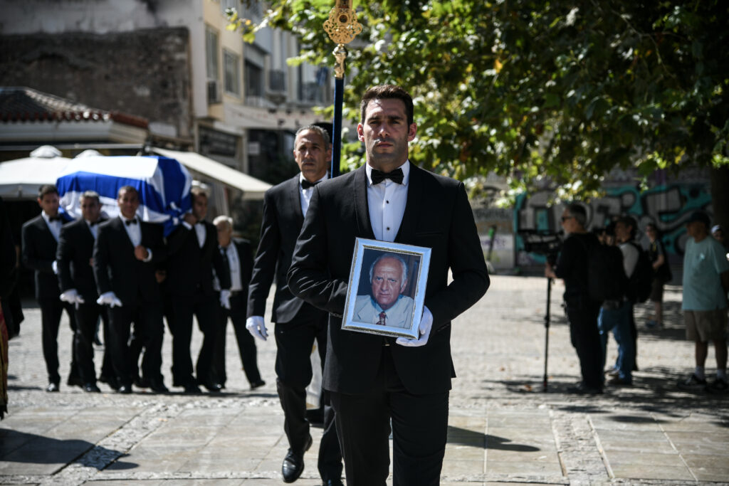 Κηδεύεται ο Αντώνης Λιβάνης - Το τελευταίο αντίο από συγγενείς και συνεργάτες (Photos) - Media