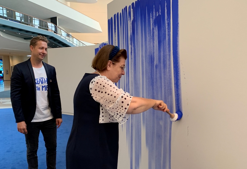 Όταν η Λίνα Μενδώνη έπιασε πινέλο και μπογιά – Συμμετείχε σε καλλιτεχνική δράση (Photos) - Media