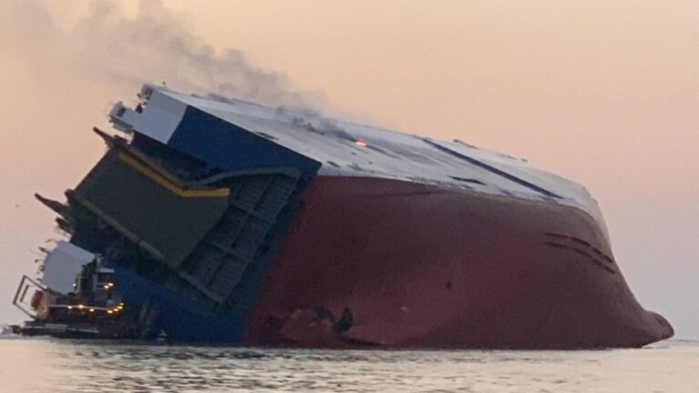 ΗΠΑ: Πλοίο ανατράπηκε ανοιχτά της Τζόρτζια - Αγνοούνται ναυτικοί (Photos) - Media