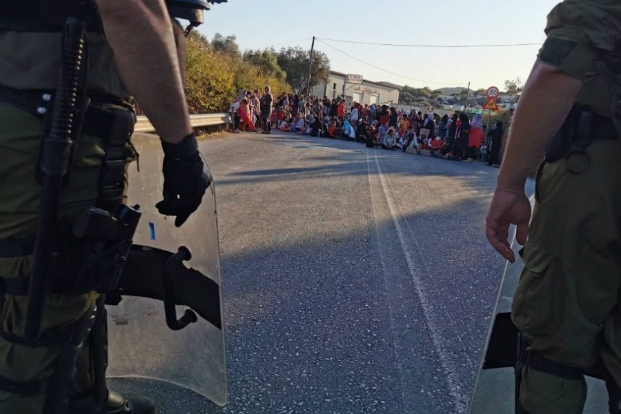 «Να μάθουμε πόσοι είναι οι νεκροί στον καταυλισμό»: Διαμαρτυρία γυναικών έξω από το camp της Μόριας (Photos) - Media