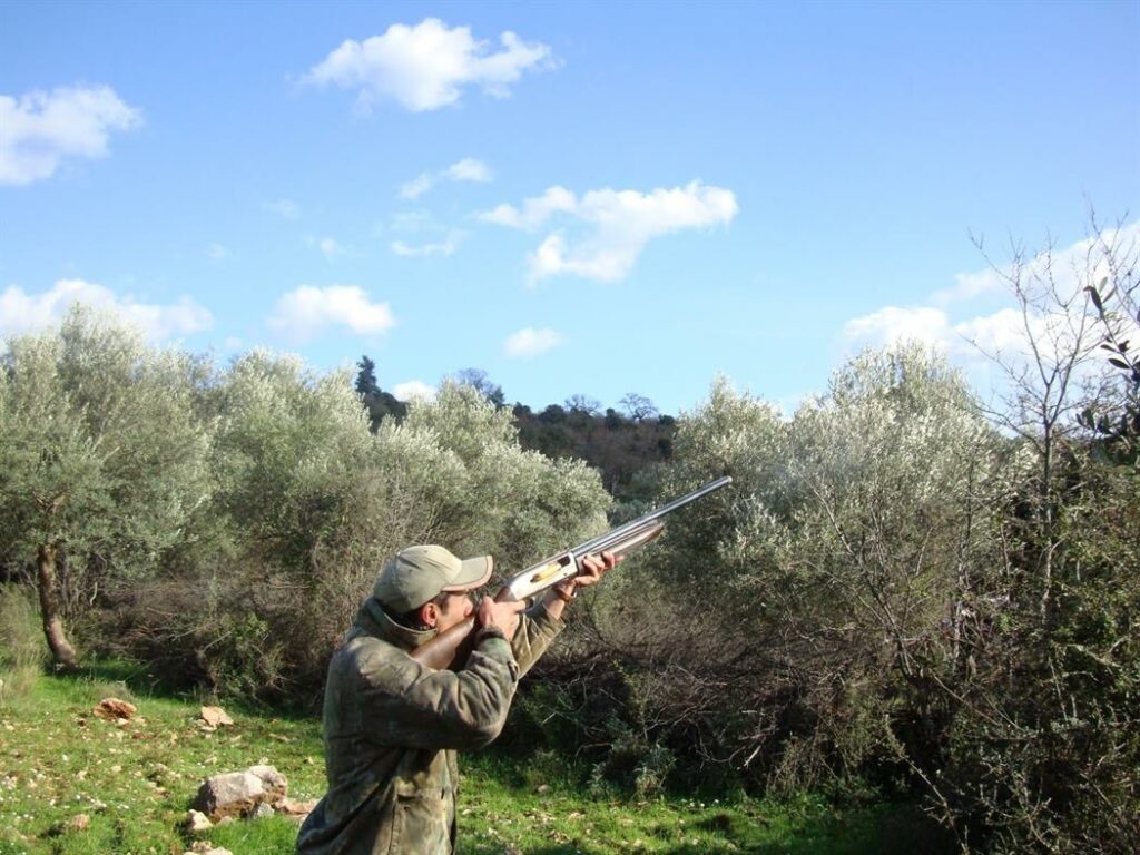 Κυνηγός βγήκε για πουλιά και πυροβόλησε …συγχωριανό του - Media
