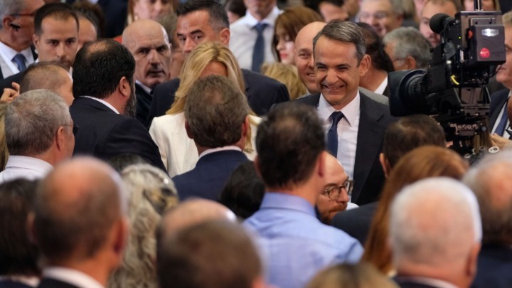 Μαρέβα Μητσοτάκη: Χαμογελαστή και κομψή στο πλευρό του πρωθυπουργού (Video) - Media