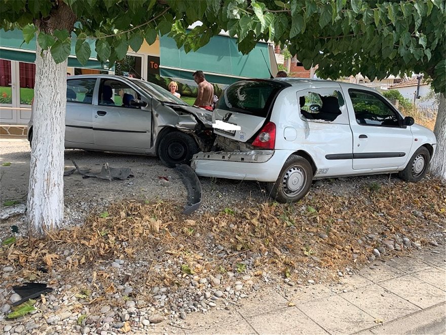 Αγρίνιο: Τρελή πορεία αυτοκινήτου που «προσγειώθηκε» σε αυλή - Media