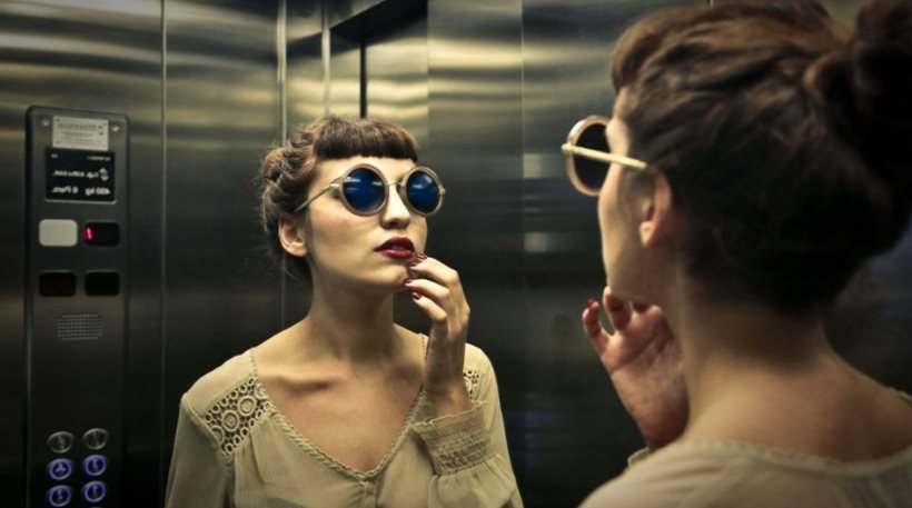 Δε φαντάζεστε γιατί σε όλα τα ασανσέρ υπάρχουν καθρέφτες!  - Media