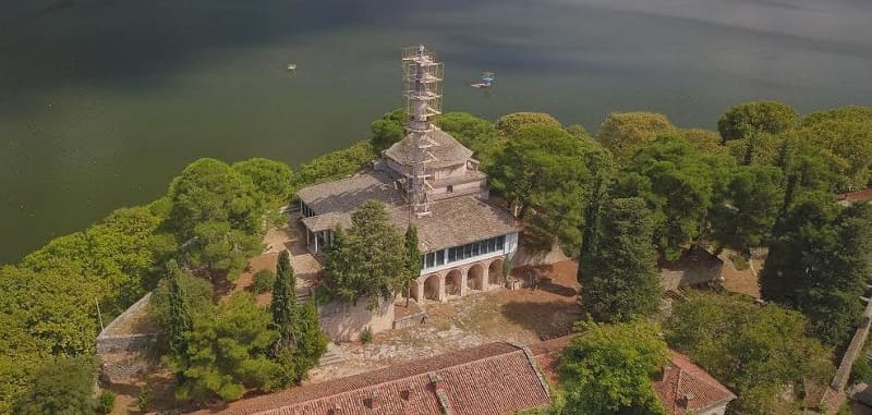 Εντυπωσιακά πλάνα από εργασίες επισκευής σε ένα από τα πιο όμορφα τζαμιά της Ελλάδας (Video) - Media