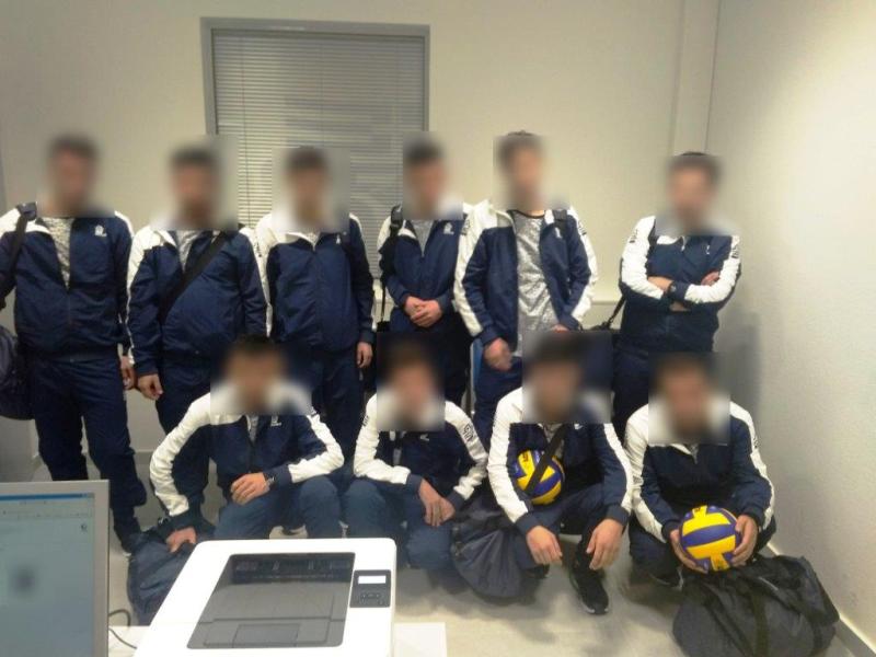 Διεθνής Αερολιμένας Αθηνών: Σύροι πρόσφυγες το «έπαιξαν» αθλητές του βόλεϊ για να ταξιδέψουν στη Ζυρίχη - Media
