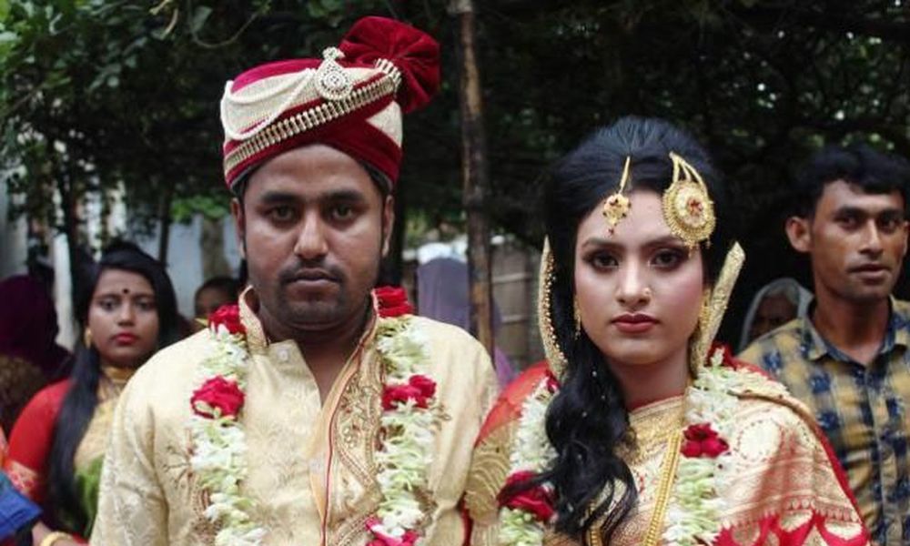 Νεαρή έγινε πρωτοσέλιδο στο Μπαγκλαντές επειδή μετά τον αρραβώνα πήρε τον γαμπρό... σπίτι της (Photos) - Media