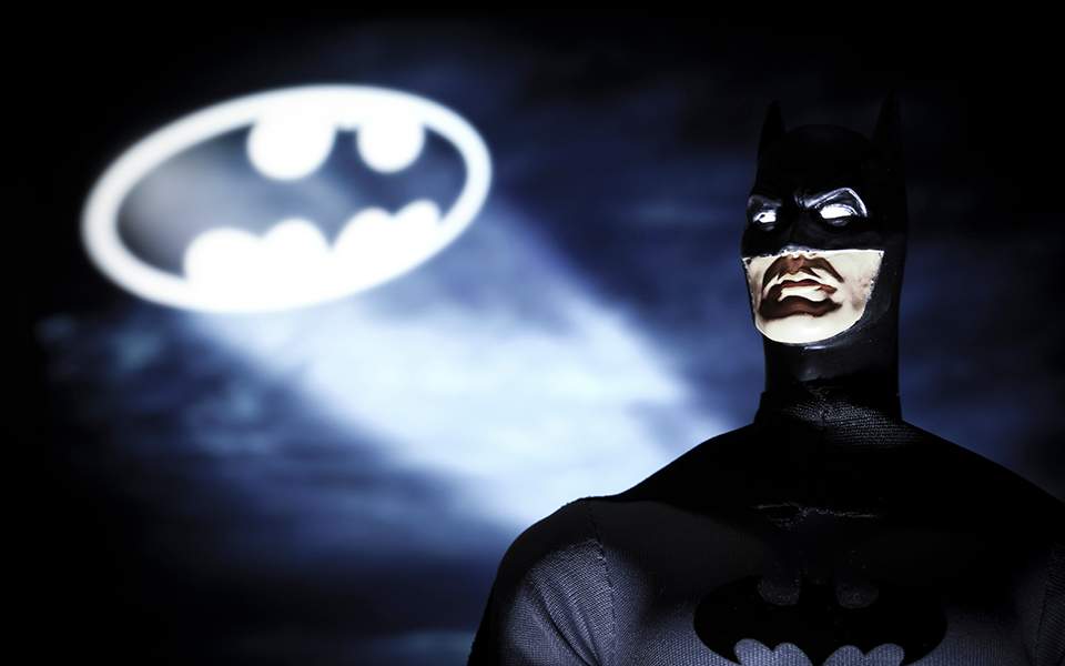 Ο Batman έγινε 80 χρονών: Το σήμα του υπερήρωα στον ουρανό 13 πόλεων - Media