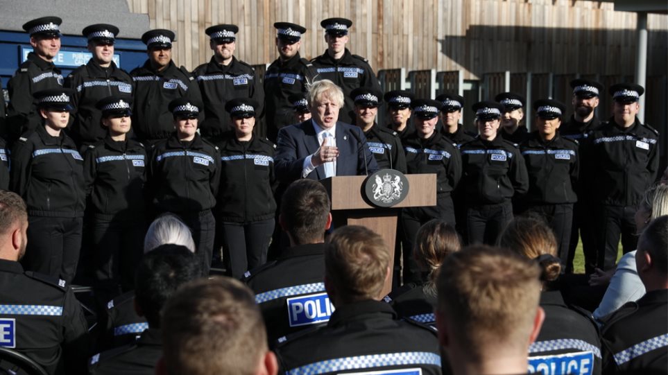 Αστυνομικός παραλίγο να λιποθυμήσει ενώ άκουγε την ομιλία του Μπόρις Τζόνσον (Video) - Media