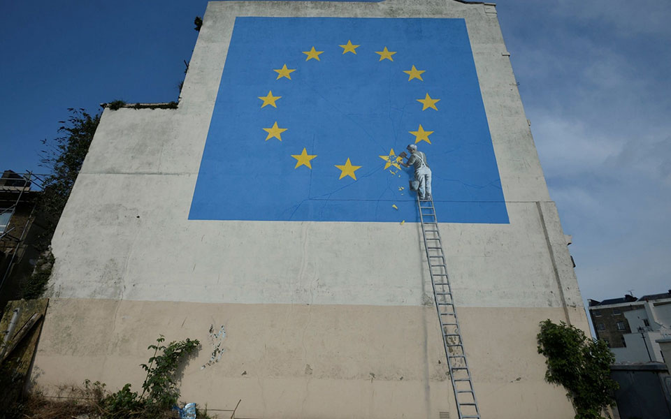 Κατέστρεψαν με άσπρη μπογιά την τοιχογραφία του Banksy για το «Brexit» (Photo) - Media