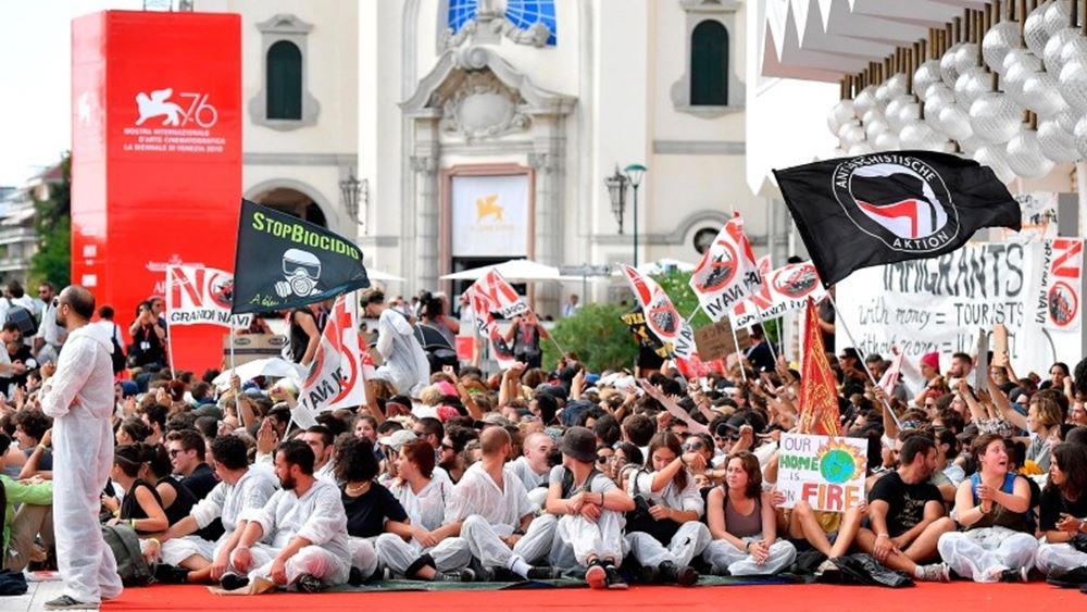 Κινηματογραφικό φεστιβάλ Βενετίας: Ακτιβιστές για το κλίμα κατέλαβαν το κόκκινο χαλί  - Media